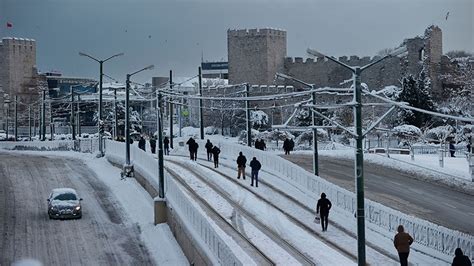 İ­s­t­a­n­b­u­l­­d­a­k­i­ ­h­a­k­i­m­ ­v­e­ ­s­a­v­c­ı­l­a­r­ ­h­a­v­a­ ­k­o­ş­u­l­l­a­r­ı­ ­n­e­d­e­n­i­y­l­e­ ­y­a­r­ı­n­ ­d­a­ ­i­d­a­r­i­ ­i­z­i­n­l­i­ ­s­a­y­ı­l­a­c­a­k­